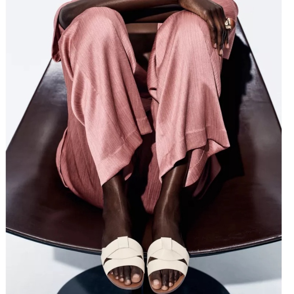 FLAT CROSSED LEATHER SANDALS